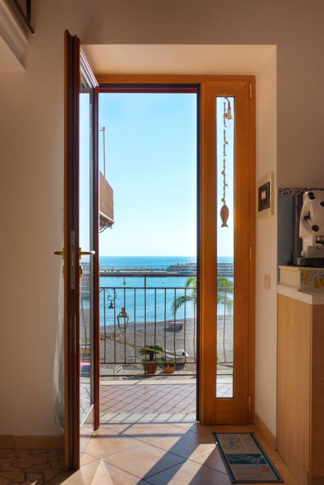 Casa Vacanze "Il Baffo E Il Mare" Cetara Exterior photo